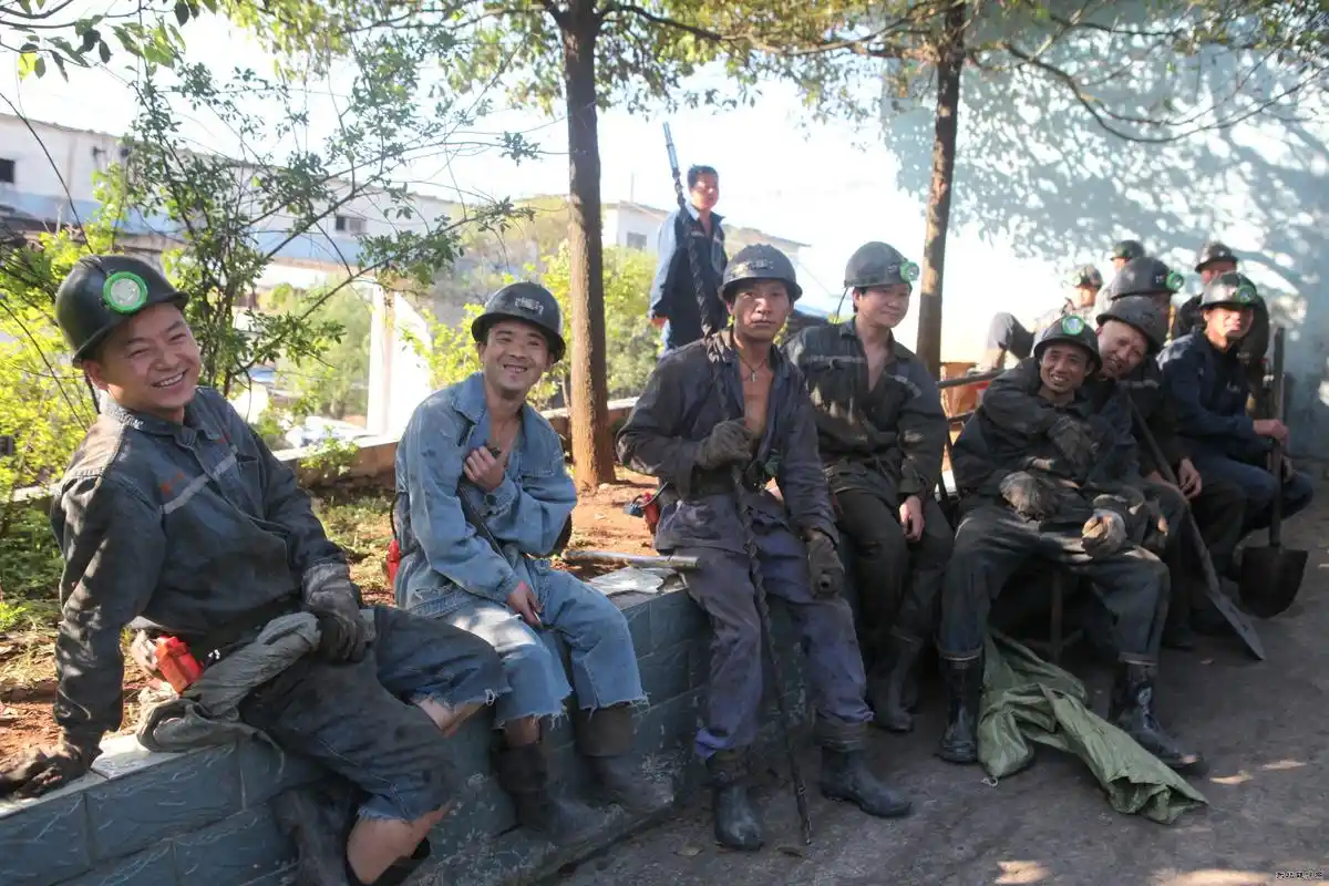 地层深处的掘金人一线煤矿工人工作实录