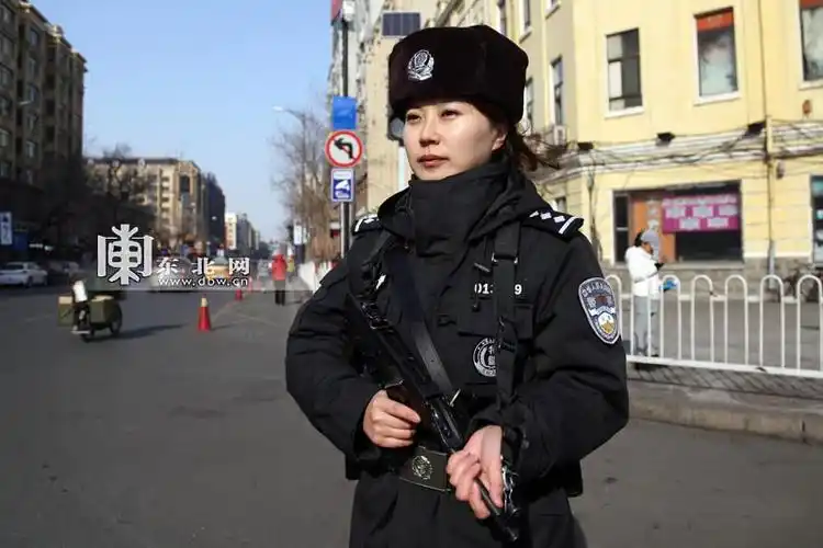 持枪巡逻英姿飒爽 哈尔滨巡防女警街头『首秀』看呆路人