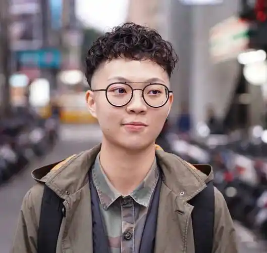 男生烫发种类都有哪几种 男士发型的烫发种类,首先按卷度分:可分为