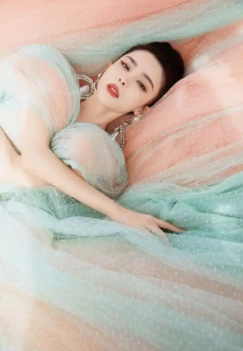 古力娜扎云纱轻快浪漫大片,甜蜜明亮交织,奇妙浪漫气息迷人_时尚_风格