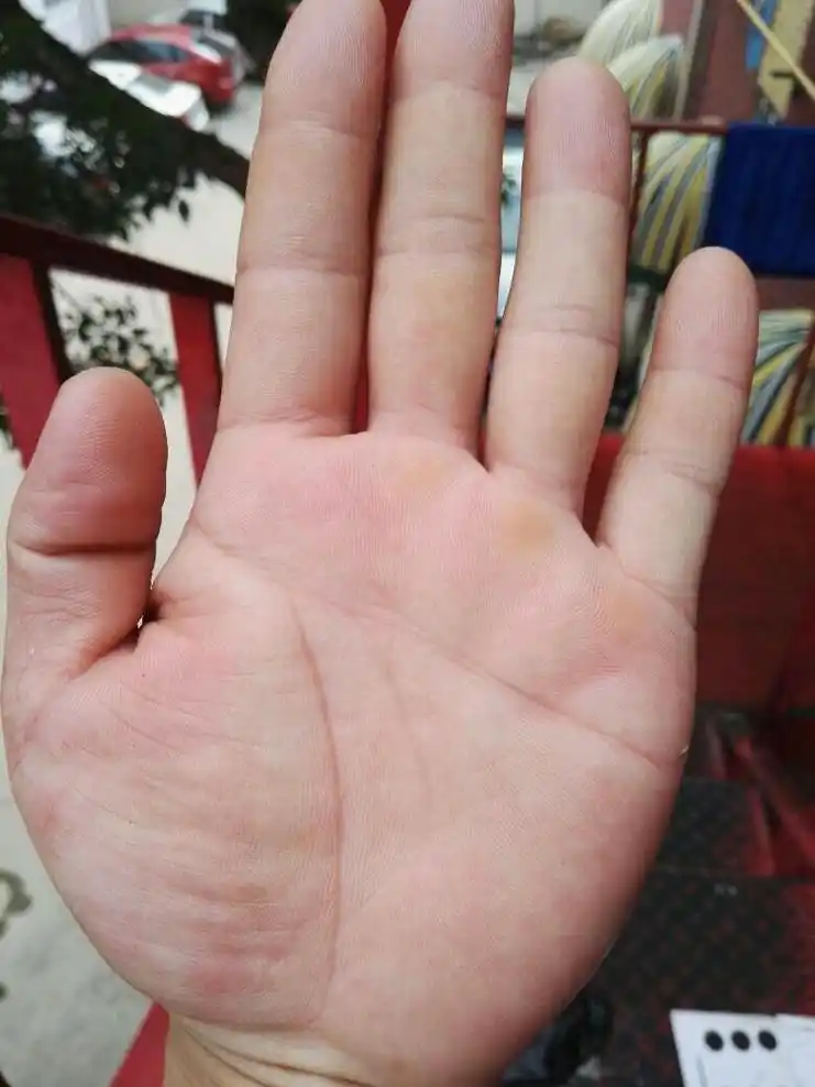 男性手掌纹路清晰(男人手掌纹路多且杂乱)