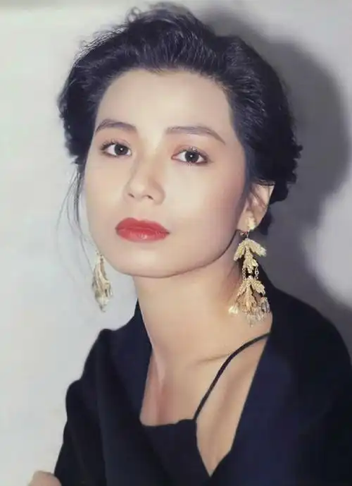 她曾被称为"香港第一美女",惊艳无数影迷,如今59岁长这样