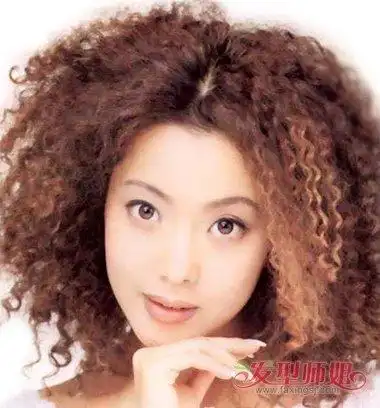 女生中分烫爆炸头发型