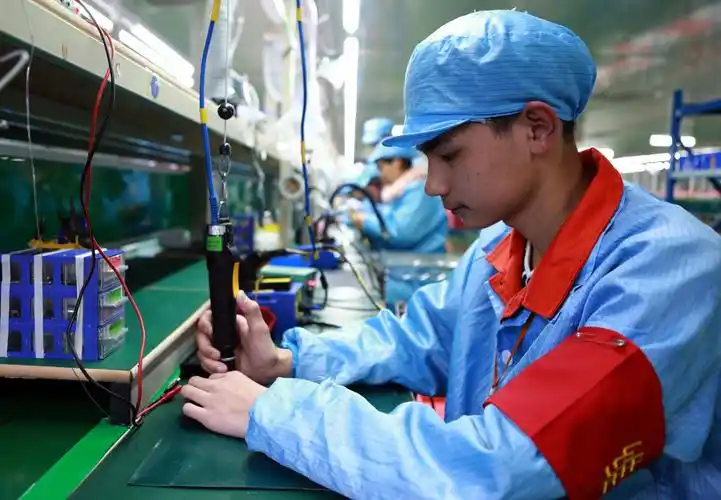 学校强制学生去电子厂顶岗实习不去不能毕业