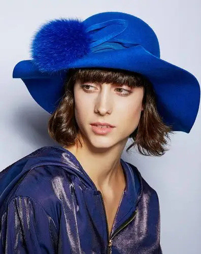 不仅时髦还显脸小?宽檐帽真的是谁戴谁好看