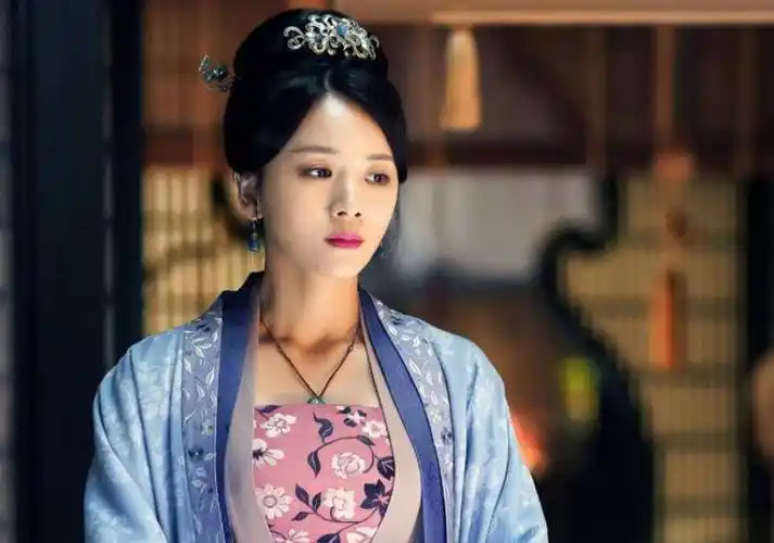 曹曦文外表知性个性格强势,在角色中锤炼演技,成为新一代的女神