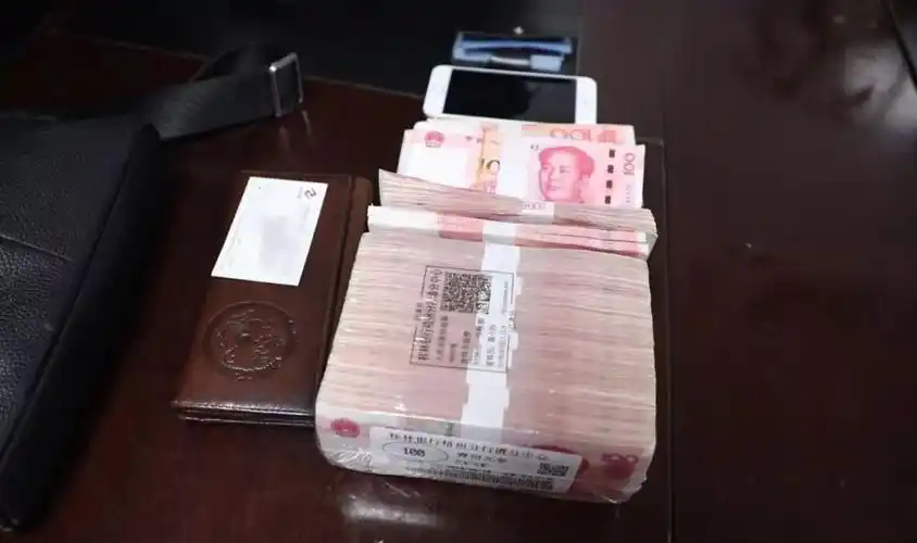 惊了男子坐动车回家出站后发现背包多出15万现金