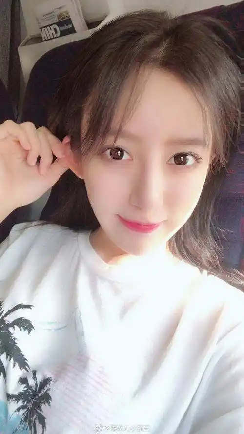 呆妹儿微博晒自拍,觉得自己像只小猴子,水友:这也太美了吧!