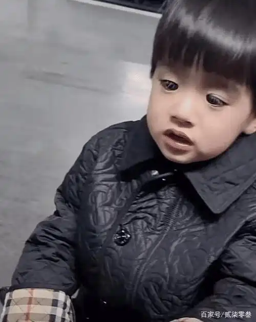 姜潮麦迪娜2岁的儿子近照,眼睛像戴美瞳一样大,睫毛遮住了视线
