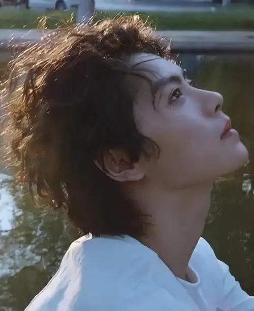 追光的人肖宇梁侧颜杀