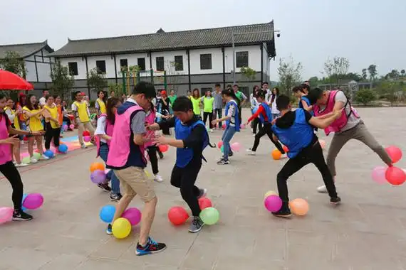 【最新晚会互动小游戏】20个适合晚会互动活跃气氛的小游戏