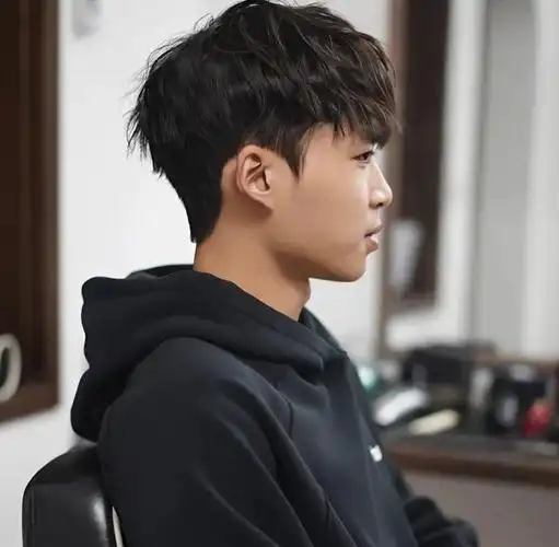 近年来的男士发型趋势中,男生烫发的流行程度可见一斑.