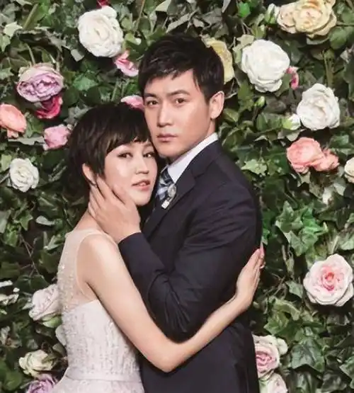 陆毅的妻子鲍蕾入院检查,素颜躺在病床上,皮肤白皙_照片_生活_女儿