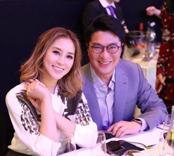 徐子淇晒与李家诚夫妻甜蜜合影结婚15年仍像少女娇羞幸福