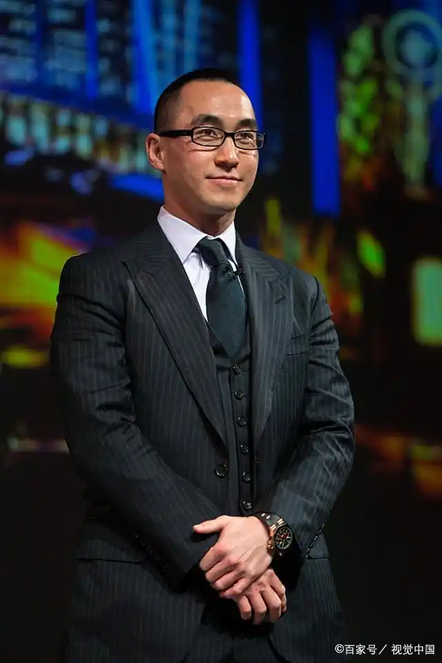 何鸿燊二亲人何猷龙排场大家庭逛街三保镖相随,23亿