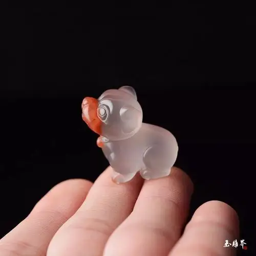 他的玉雕动物萌态十足尤其那小奶狗的舌头