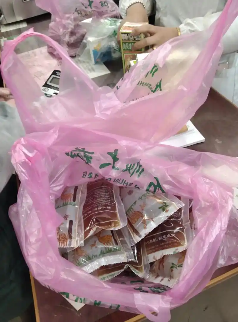 我是六天的羊了,,挂完点滴,又是一大袋药,回家了马上煎一点土 - 抖音