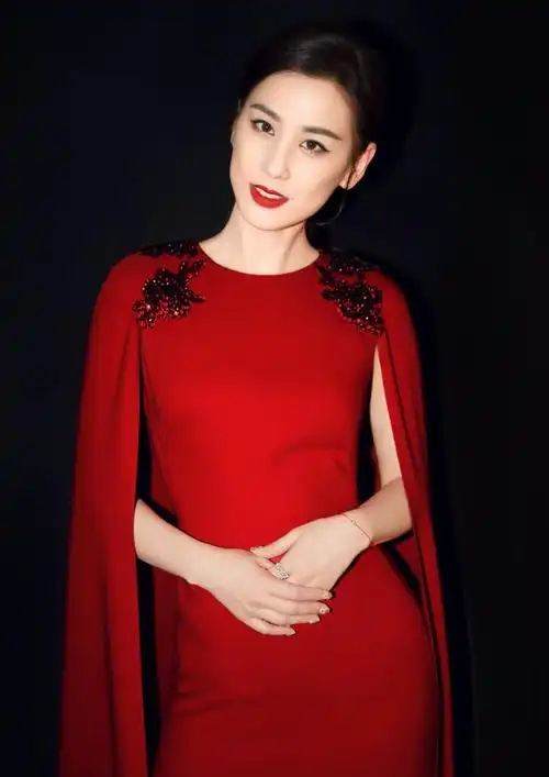 黄圣依一身中国红现身穿斗篷长裙美成全场焦点
