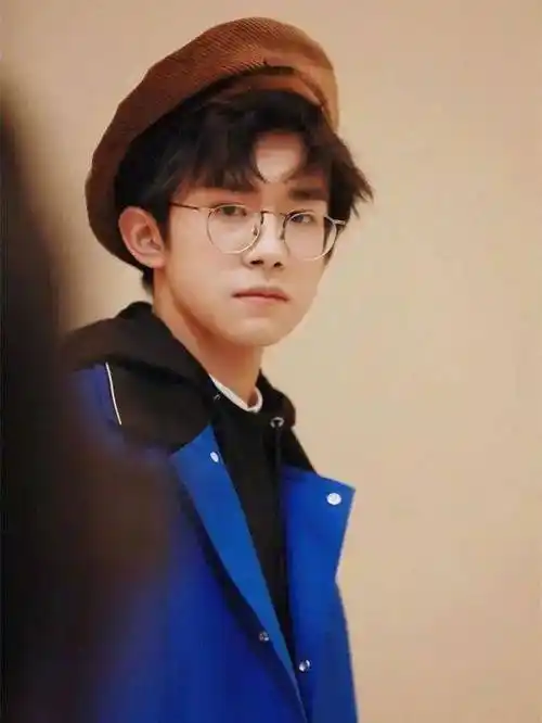 tfboys分享191201易烊千玺戴贝雷帽合集从小到大的帅气