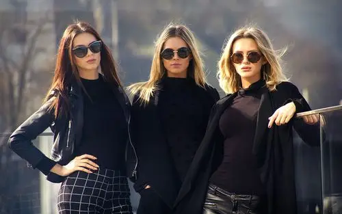 壁纸 三个时尚女孩,黑色的衣服