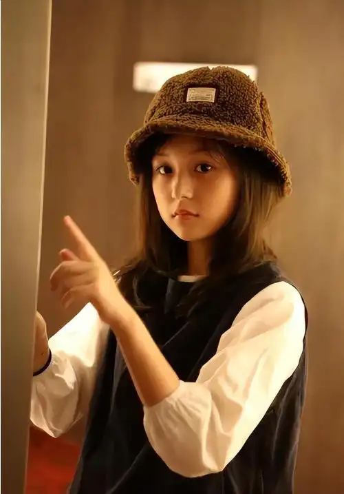 14岁刘楚恬近照出落成文艺美少女侧脸完美有望参演难哄