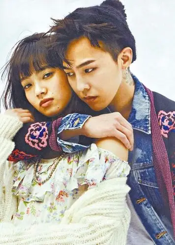 权志龙女友几岁了