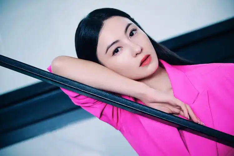 张柏芝直播状态俱佳玫红西装彰显自在风范