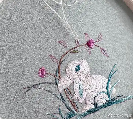 超话这个姐妹绣了绿眼睛兔子