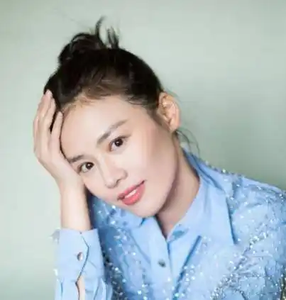 马思纯开百万座驾现身花店,身材圆润发福明显,小腹突出被疑有喜_恋情