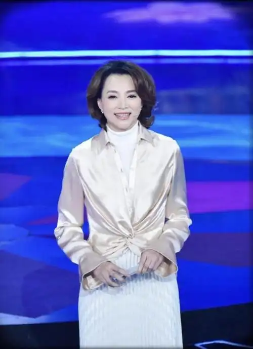 央视主持董卿仍贵气穿白色褶子裙外搭缎面衬衣文艺范很足