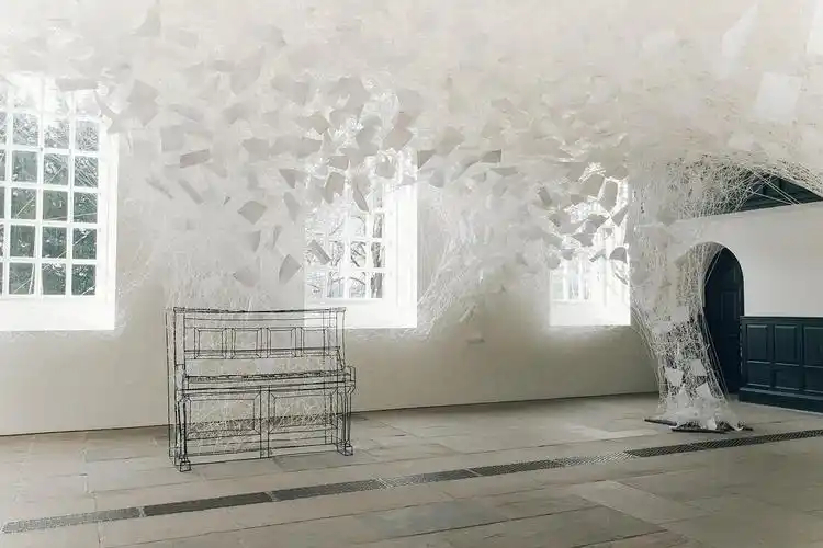 日本前卫女艺术家盐田千春最新艺术装置beyondtime