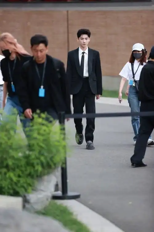 白敬亭黑色暗纹西装##白敬亭栩栩华生盛典生图