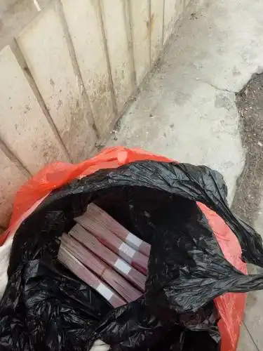 黑色垃圾袋装现金5万元