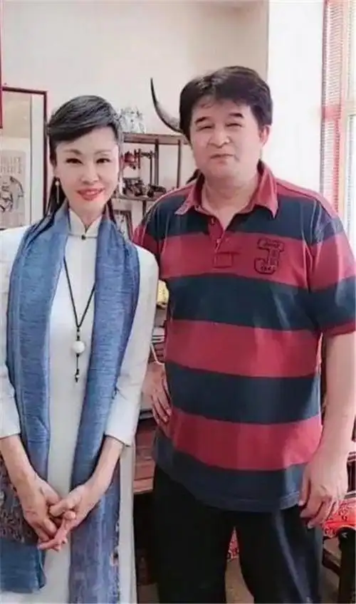 61岁毕福剑和美女亲密热舞离开央视的他发福秃顶心中仍风流