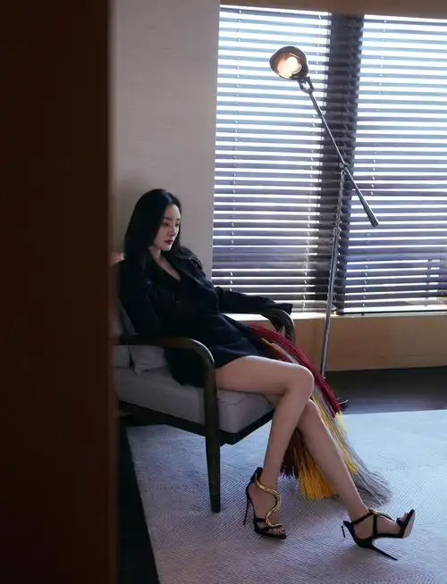 杨幂穿黑色西装流苏裙大秀美腿性感霸气