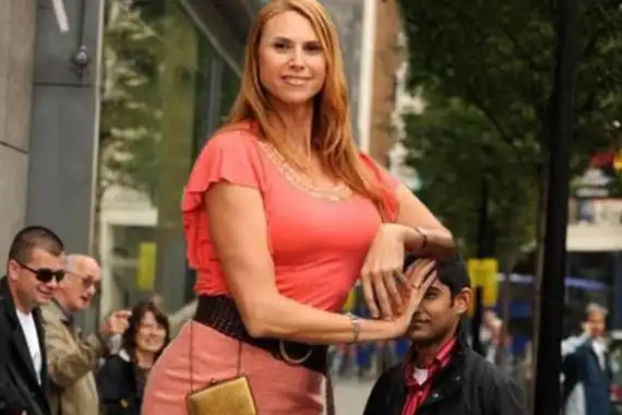 世界上最高的女模特身高超过2米被误认为变性人