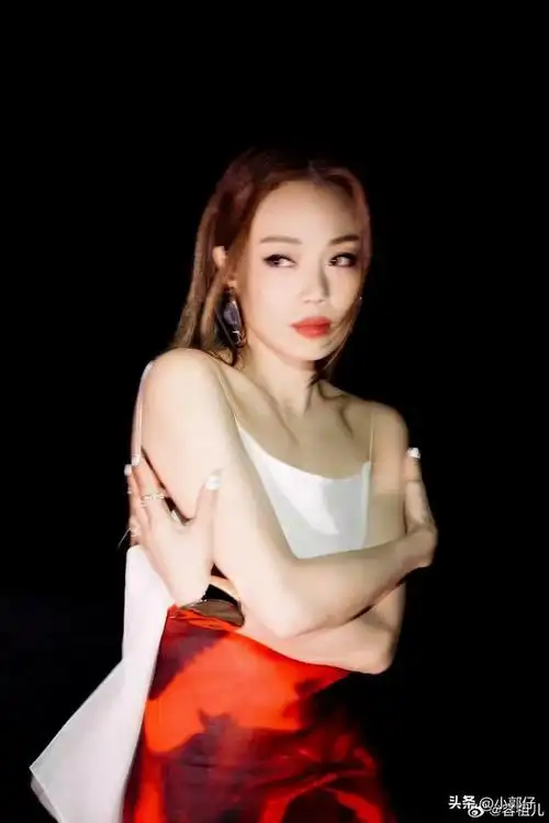 容祖儿晒最新穿搭美照,一袭红白色吊带露背长裙,性感优雅美丽!