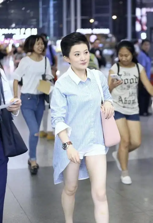小婉君金铭难得现身走机场40岁灵气十足肉肉身材却很真实