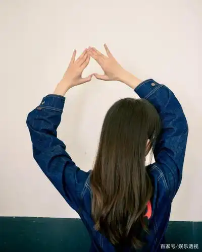 众女星花样比心,唐嫣背影姿势最美,孙怡甜笑如花,舒淇最具风情