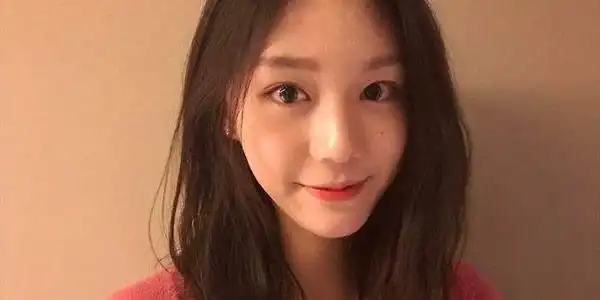 綦美合是耀莱集团的千金,其与华谊千金王文也,音乐才