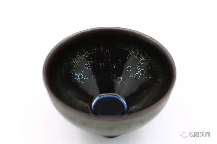 吴周福是南平市建阳区第三批建窑建盏烧制技艺代表性传承人,自幼受到