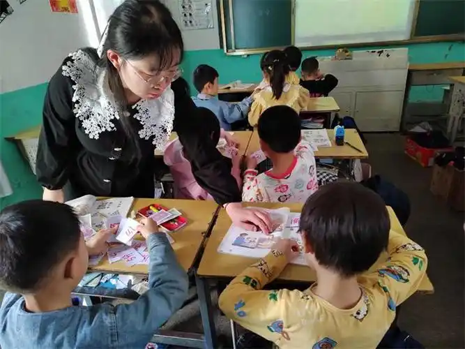 《认识人民币》一课,让学生认识学具上的不同面额的人民币,加强一年级