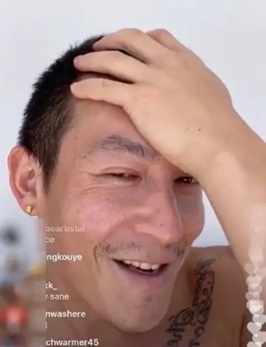 陈冠希当爸后放飞自我,裸上身满脸胡茬素颜出镜,网友称像赵本山