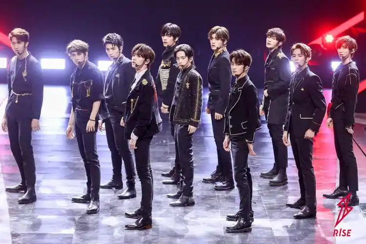 《谁都别吝啬》舞台首秀 炸裂舞台为你乐动节目结尾r1se成员集体亮相