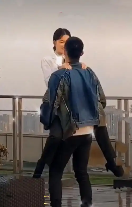 抱李沁,吴瑾言毫不费劲,手放的位置却暴露了人品__财经头条