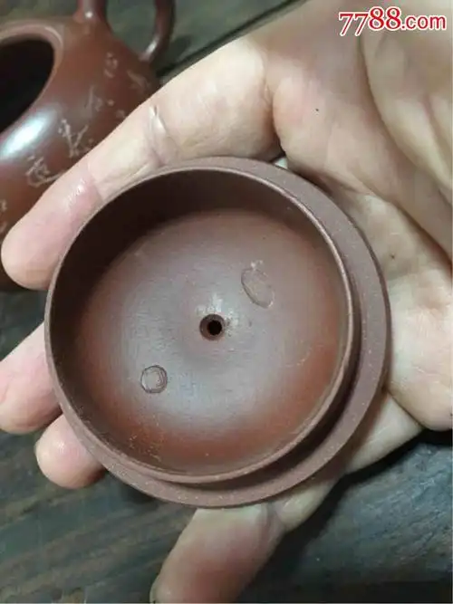 宜兴紫砂工艺师(何国祥制)全手工制作的230cc半月壶