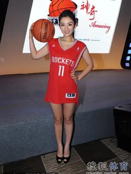 组图:黄奕穿姚明战袍亮相 身着短裙秀迷人美腿