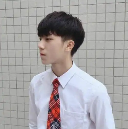 初中生这是我们校草高中生看我们的大学生麻烦让让