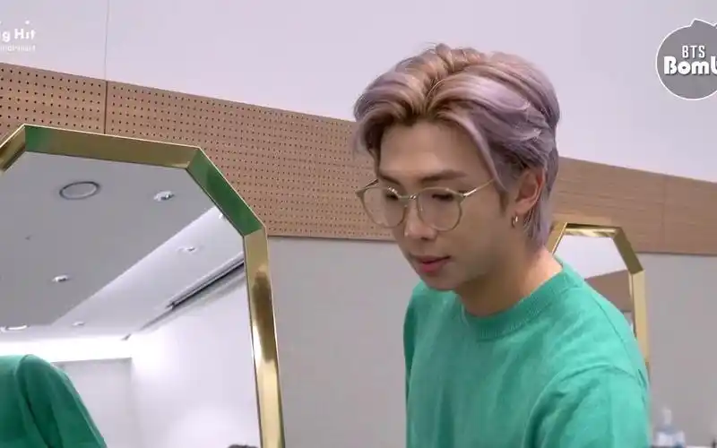 一起来帮金南俊挑一副眼镜