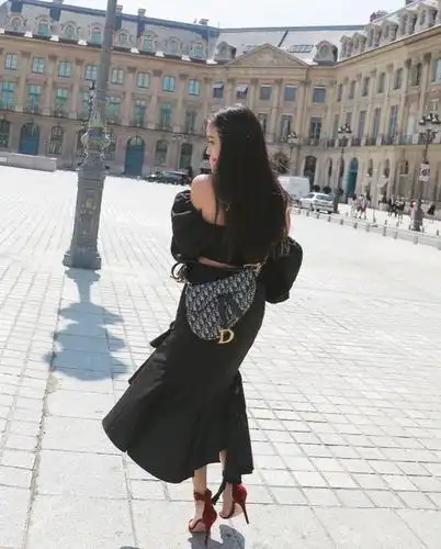 酷爱黑色,台湾时尚名媛孙芸芸的黑色帅气穿搭